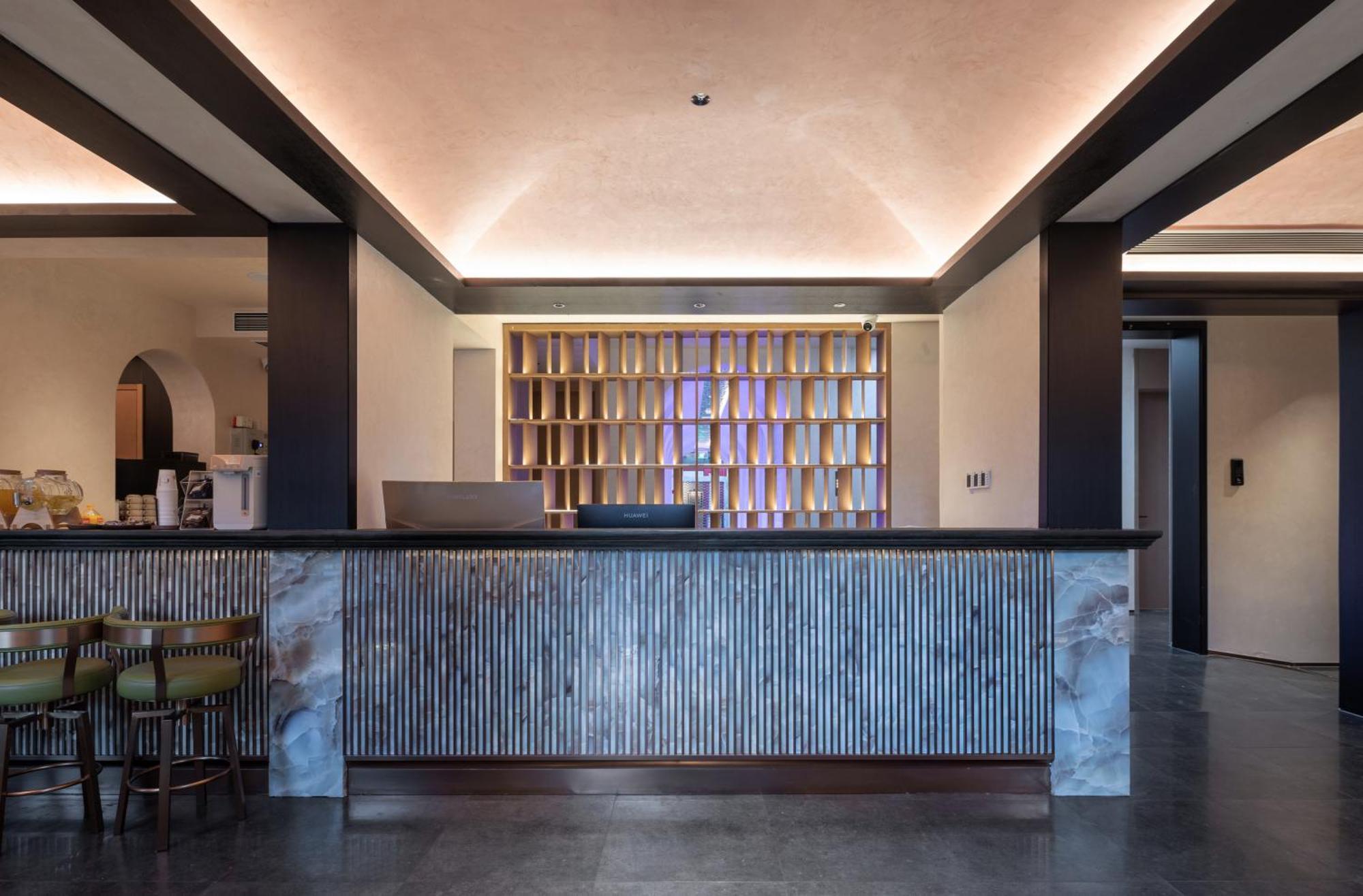 Happy Dragon Courtyard- Newly Renovated With French Windows, Near Tian'Anmen Forbidden City,Lama Temple And Heaven Temple, 3Minutes Walk From Subway,Fluent English Speaking With Tourist Sights Tickets Service ,Free Coffee &Laundry Service Beijing Exterior photo